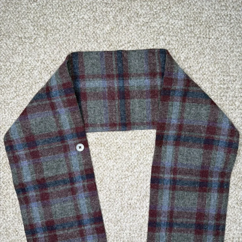 Wool scarf with pockets and button closure